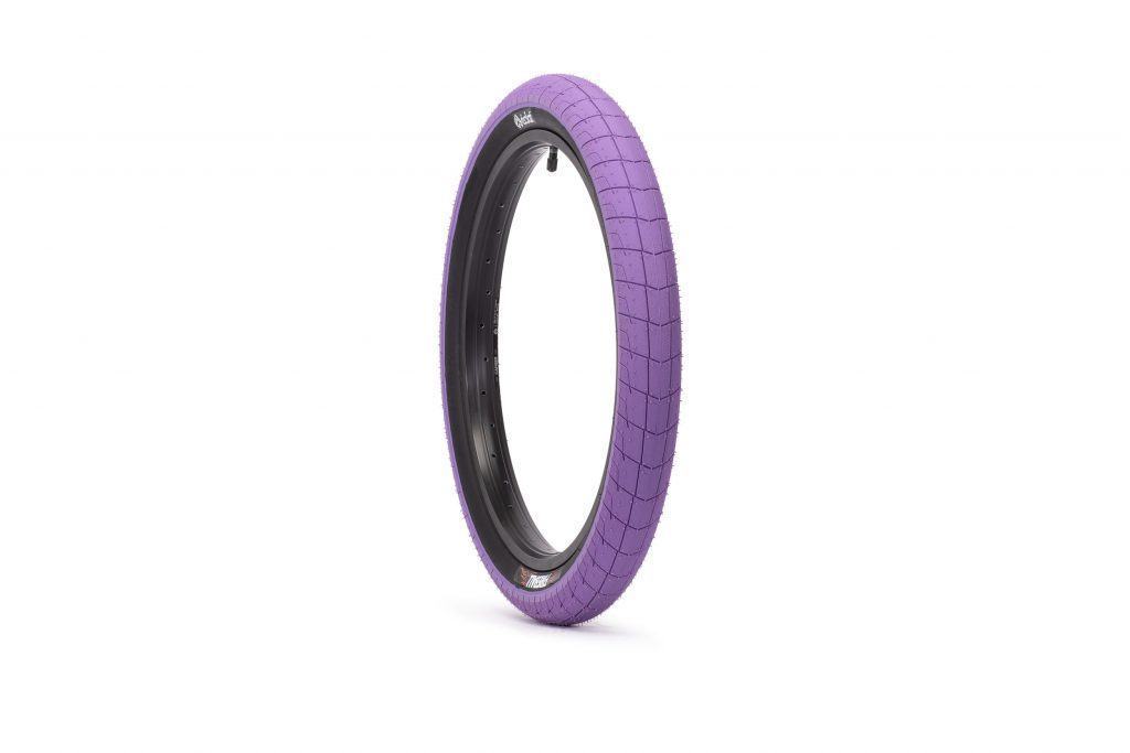 Покрышка Eclat FIREBALL 20"x2.4" 110 PSI фиолетовый с черным